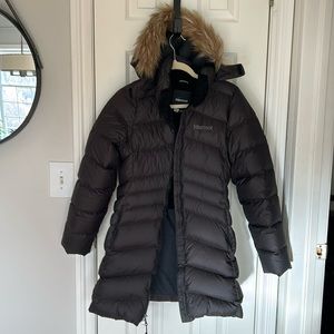 Beautiful, black winter coat ( Marmot) in excellent condition. Medium runs small